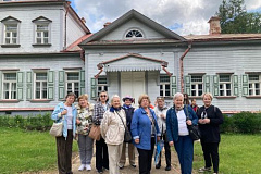 25 июня 2025 г. ветераны педагогического труда ЮЗАО Москвы побывали на экскурсии в музее-заповеднике Абрамцево